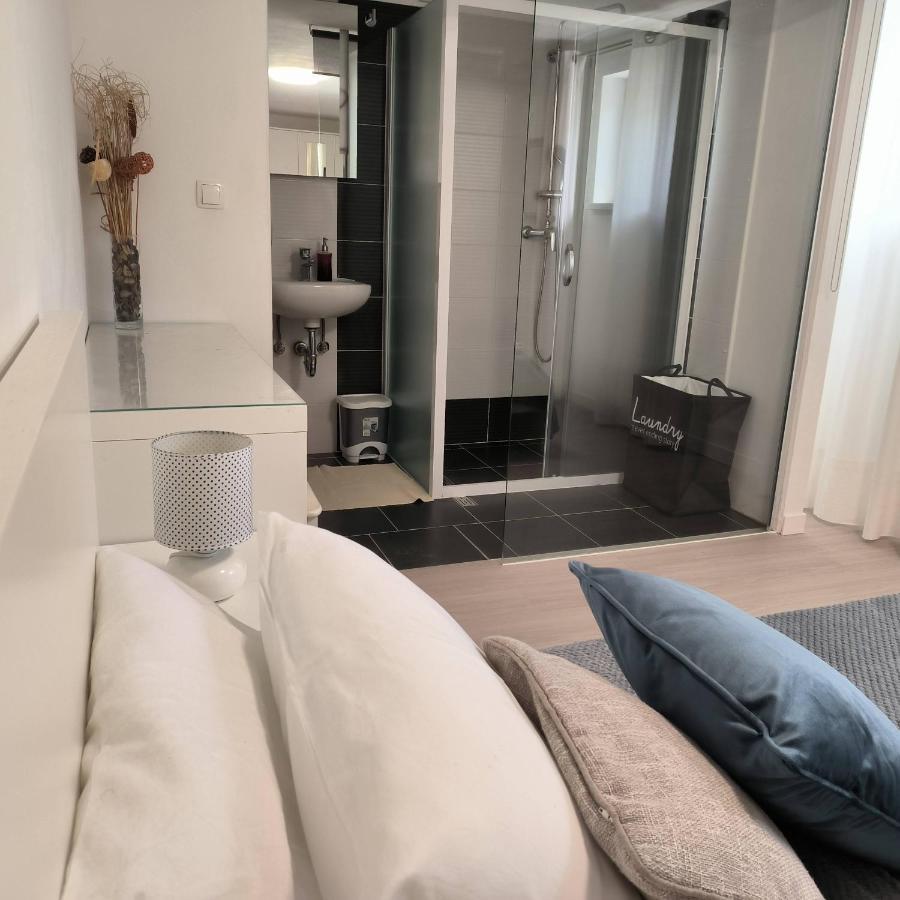 Villa Mihaela - Apartment Ana Cesarica Ngoại thất bức ảnh